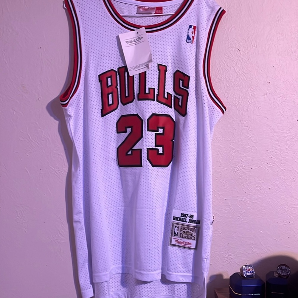 Selling a brand new Micheal Jordan XL jersey.